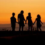 CONCILIAR: EL TIEMPO INVISIBLE DE LA PAREJA EXPATRIADA
